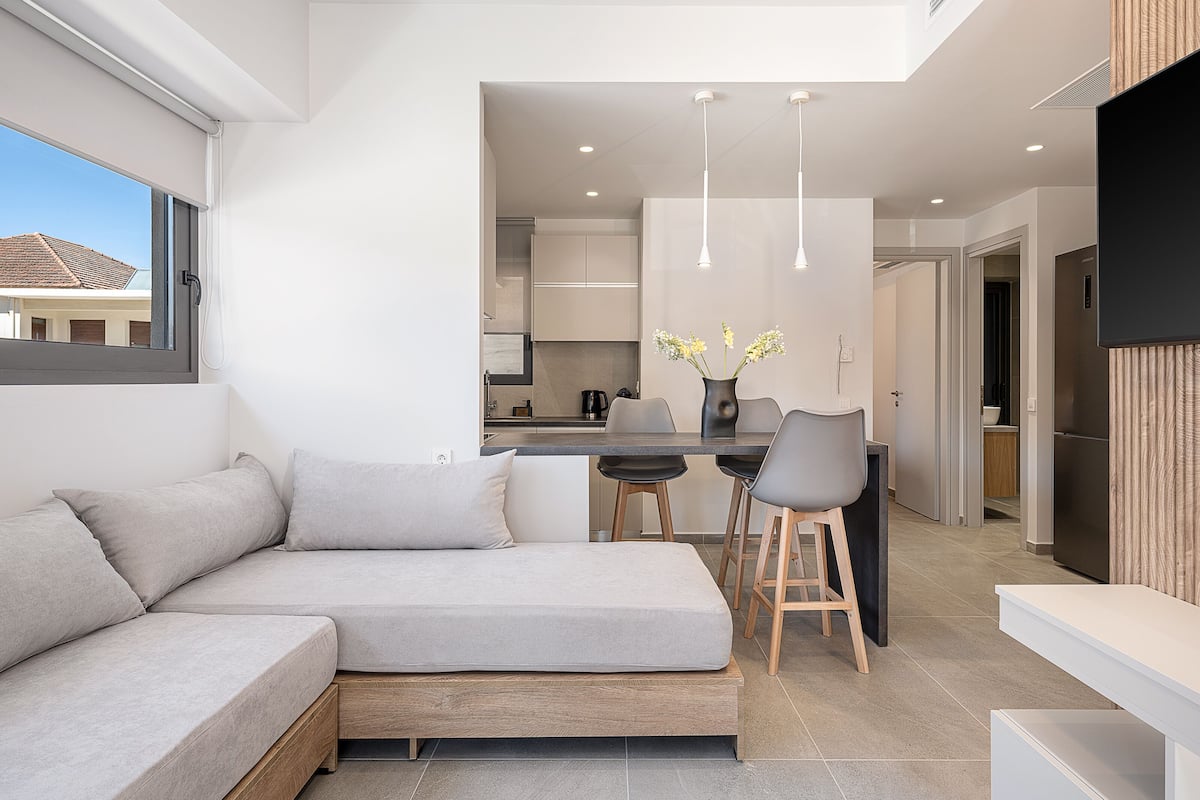 Deluxe Apartment | Living area | Flat-screen TV
