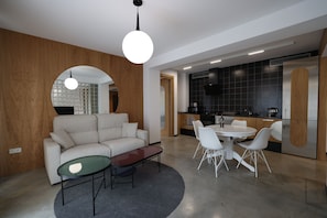 Two-bedroom Apartment | Eget kök | Stort kylskåp, mikrovågsugn, ugn och diskmaskin