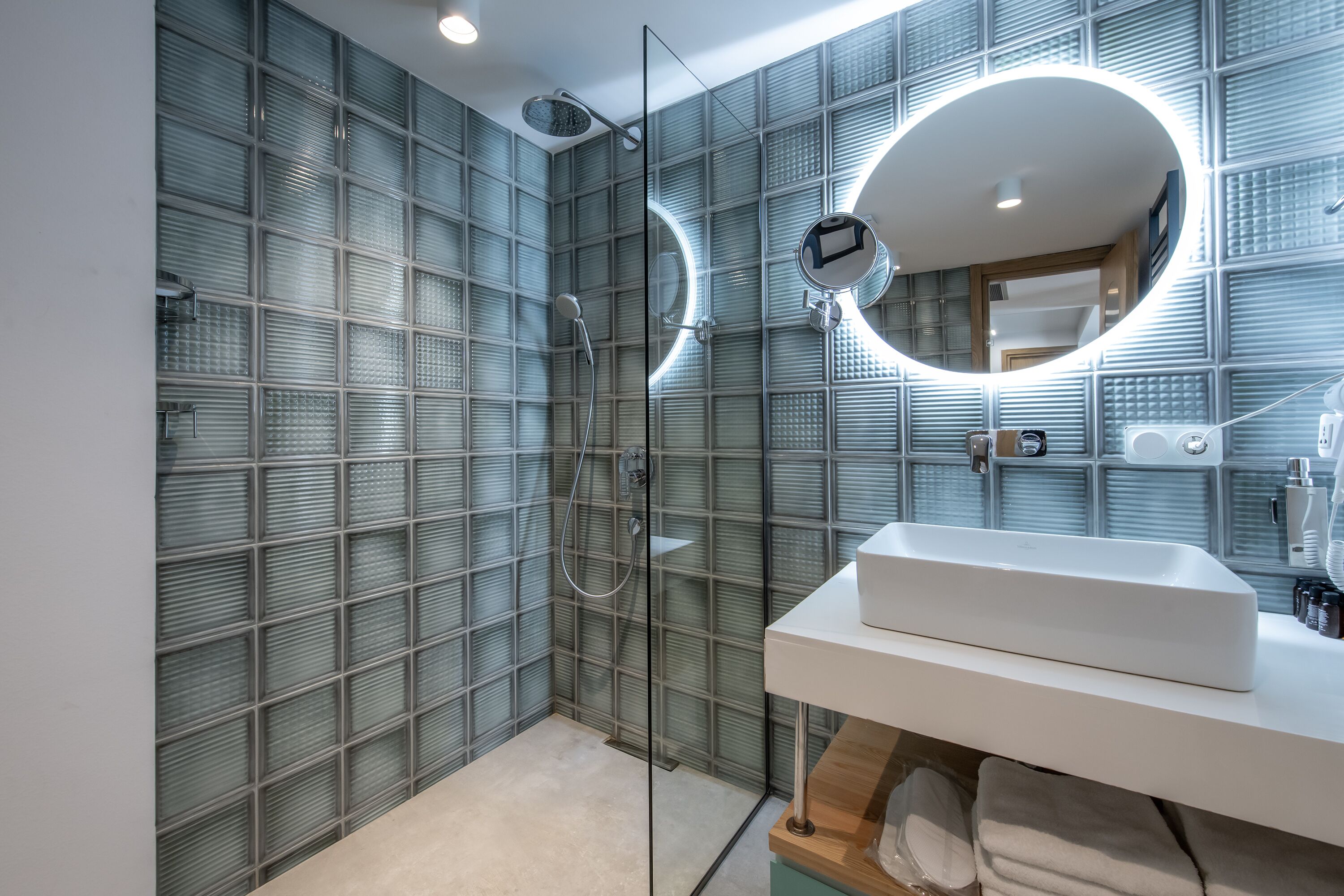 Two-bedroom Apartment | Badezimmer | Dusche, Regendusche, Hausschuhe, Seife