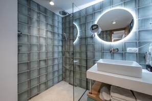 Two-bedroom Apartment | Bad | Dusj, regndusjhode, tøfler og såpe