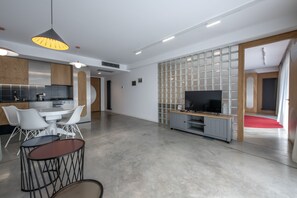 One-bedroom Apartment | Khu phòng khách | TV, sàn nhà có sưởi 