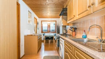 Cottage | Privékeuken | Een koelkast, een waterkoker, een broodrooster