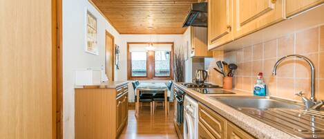 Cottage | Private kitchen | Fridge, electric kettle, toaster, cookware/dishes/utensils