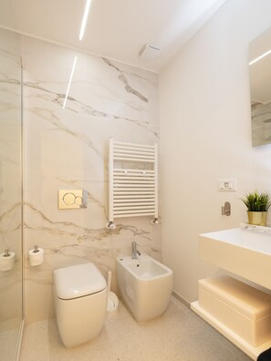 Shower, free toiletries, hair dryer, slippers - The Stars Over Turin (CIN IT001272C26XC86GWP) (Torino)