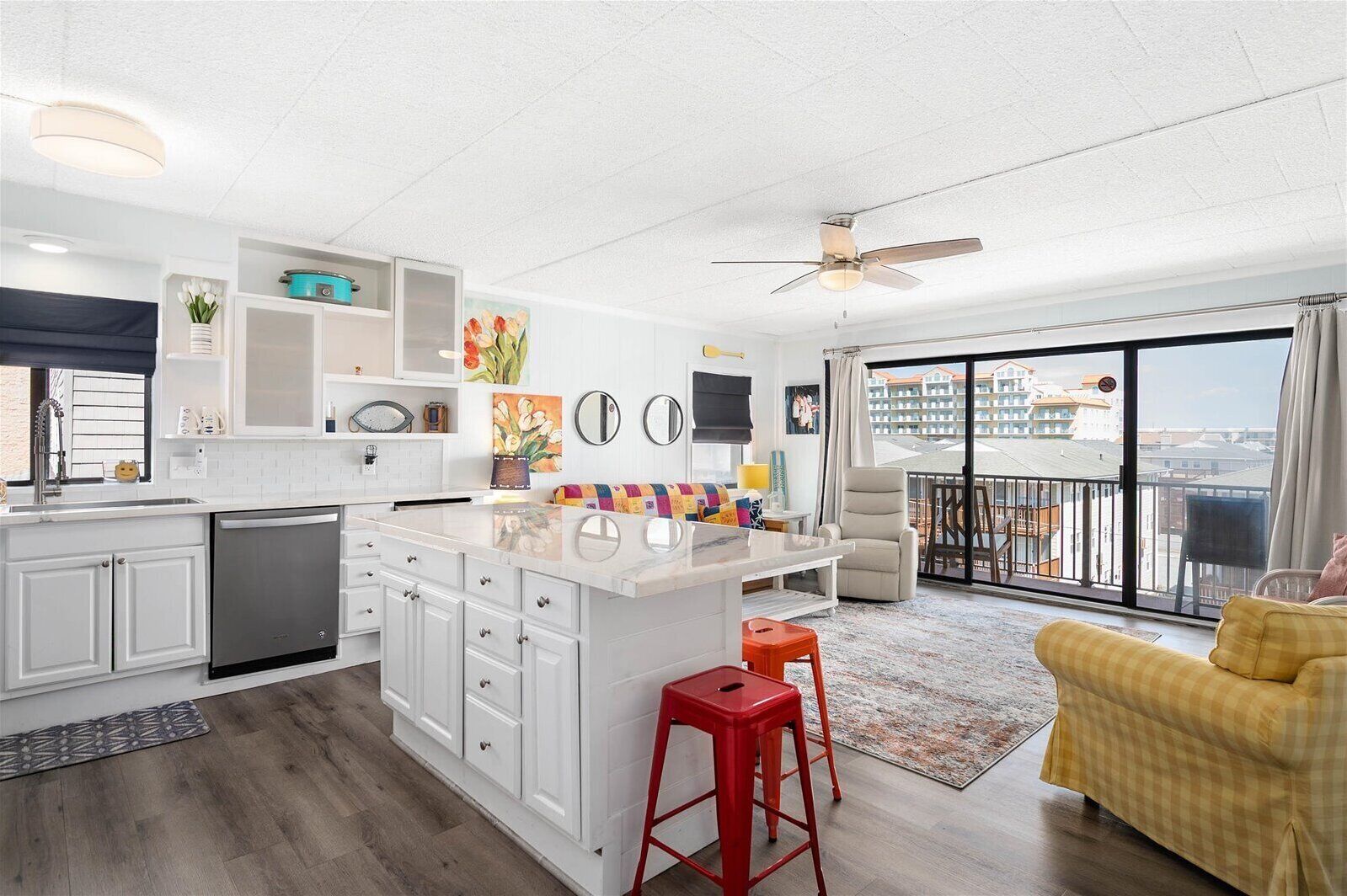 Cozy 2 Bedroom Condo in Tradewinds Steps from the Beach!