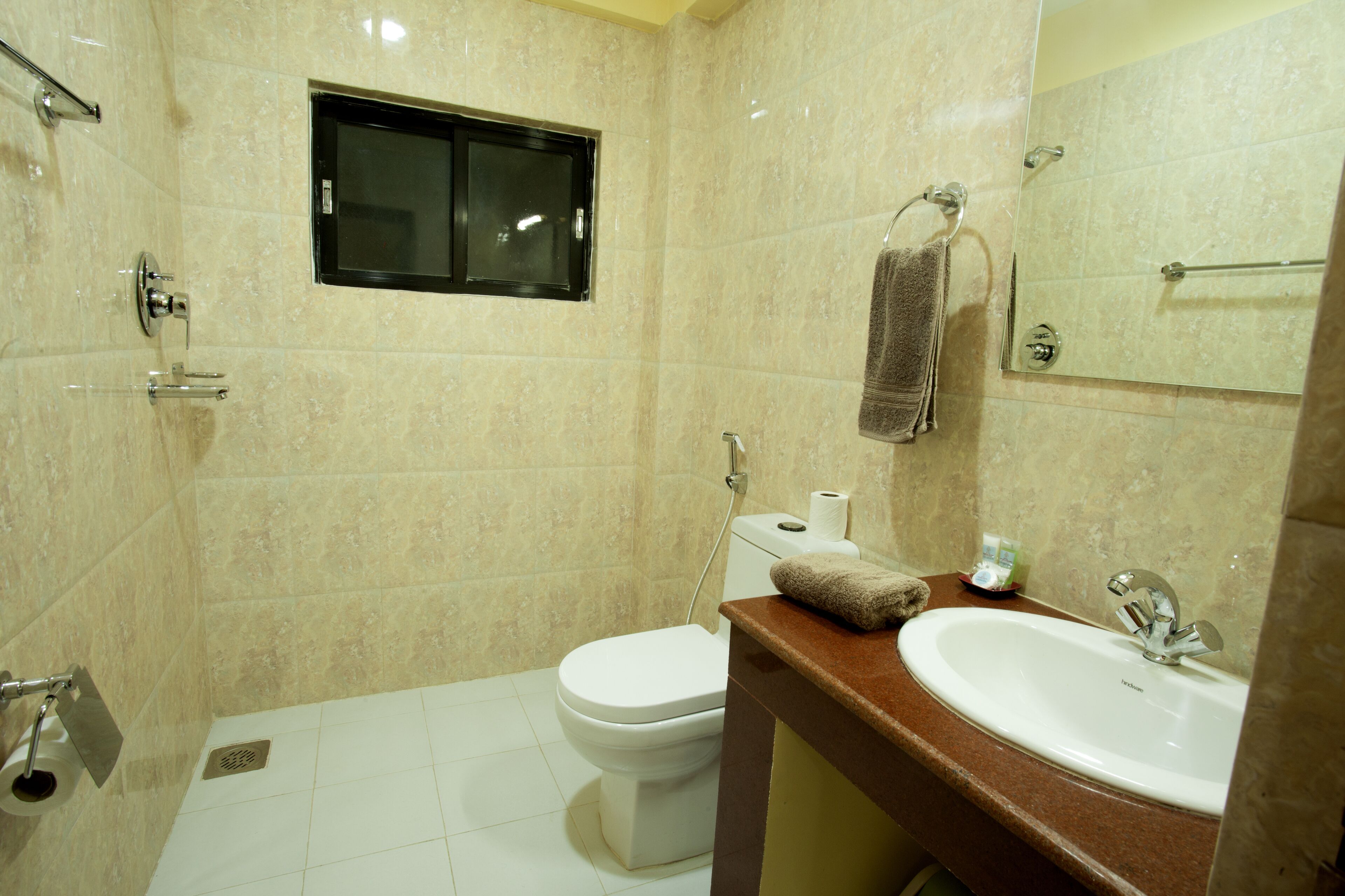 Un baño con inodoro, lavabo y ducha.