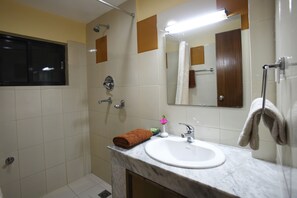 Dobbelt- eller tomannsrom – deluxe | Bad | Dusj, regndusjhode, toalettartikler (inkludert) og tøfler