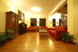 32-inch LED TV with cable channels, TV