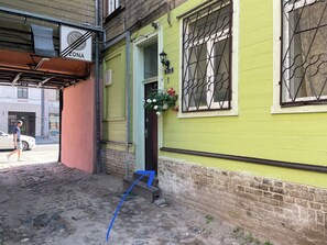 Vista frontal de la propiedad