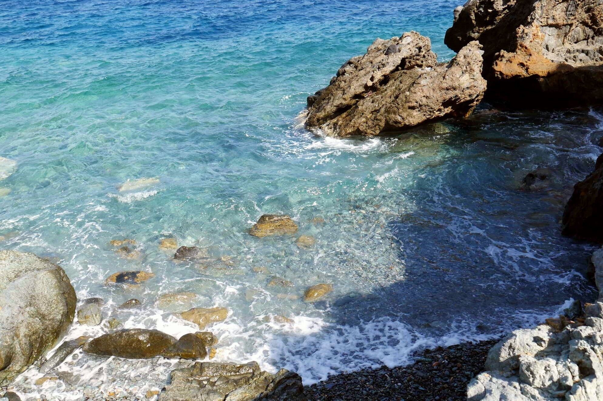 Vlak bij het strand, zwart zand, strandlakens