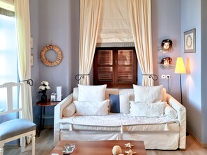 Suite Grand | Camas con efecto memoria, minibar y caja de seguridad en la habitación 