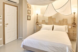 Deluxe Room | In-room safe, individually decorated, individually furnished, desk - A' Mare Luxury Rooms (Diano Marina)