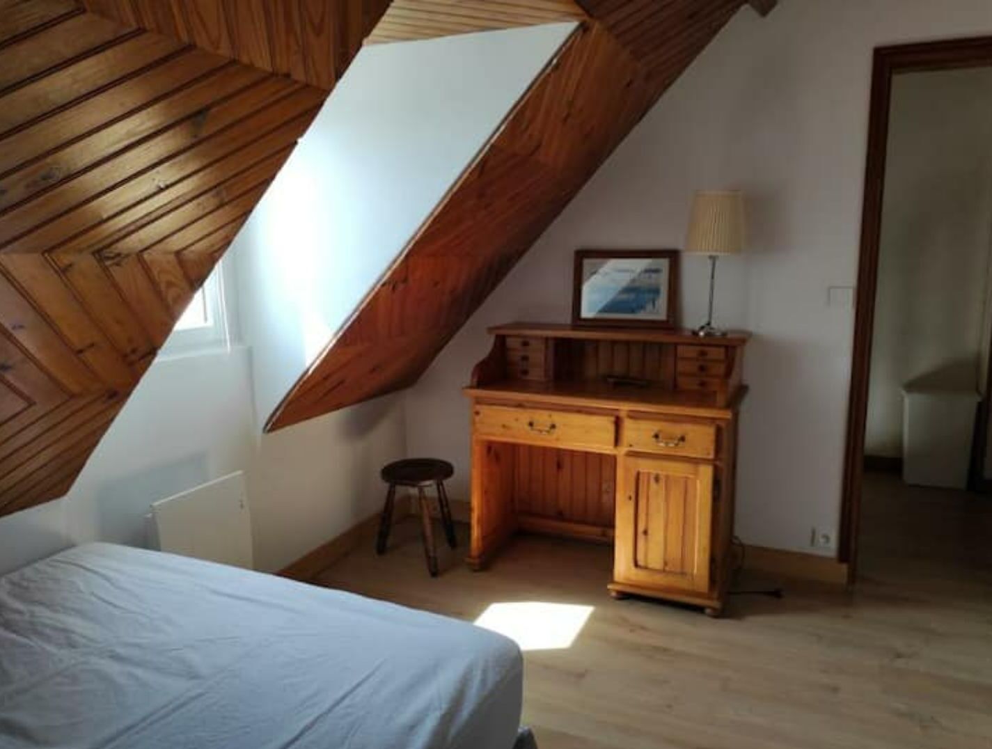 3 bedrooms, desk, iron/ironing board, travel crib