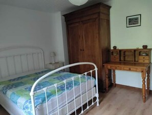 3 habitaciones, escritorio y tabla de planchar con plancha