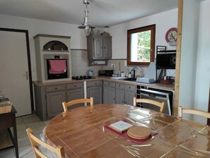 Fridge, microwave, oven, stovetop - Maison Avec Jardin à Le Palais (Le Palais)