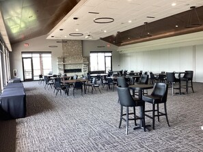 Dining - Enjoy golf course views with hot tub and fire pit. (Altoona)