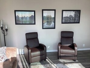 Interior - Enjoy golf course views with hot tub and fire pit. Three bedrooms, sleeps seven. (Altoona)
