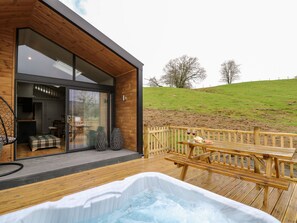 Outdoor spa tub - Doe Lodge (Llandrindod Wells)