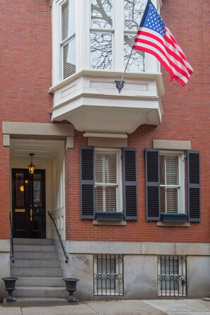 Exterior detail - Luxury Boston Brownstone! (Boston)