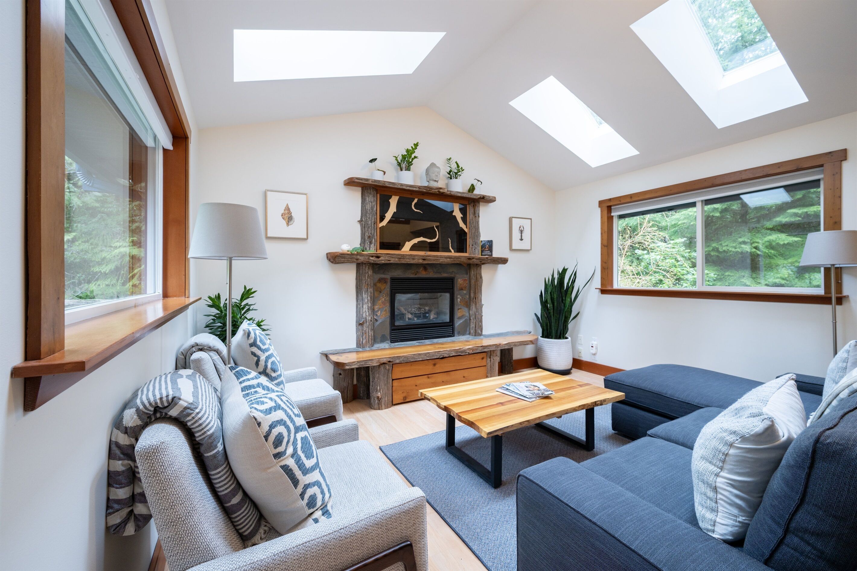 Skylight Cottage: Hot tub, Fire pit and outdoor shower