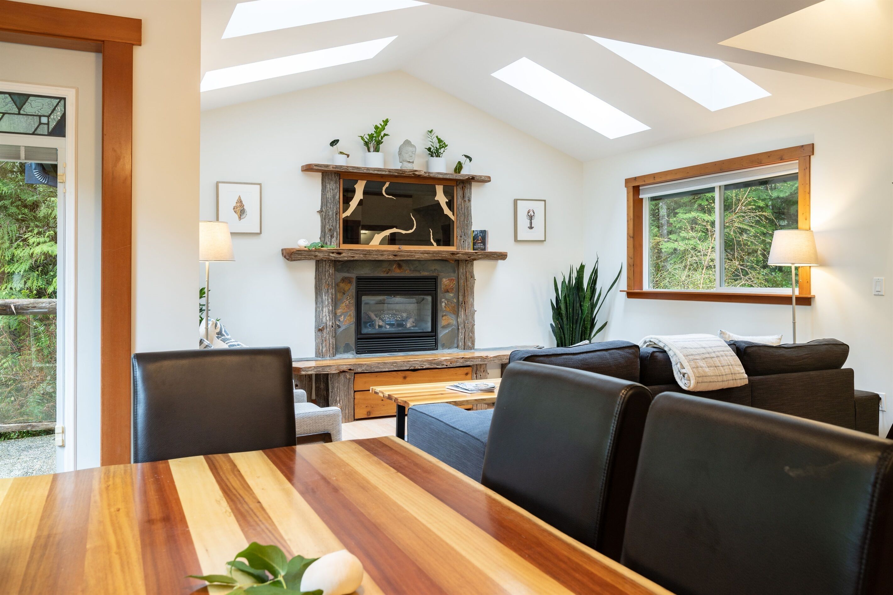 Skylight Cottage: Hot tub, Fire pit and outdoor shower