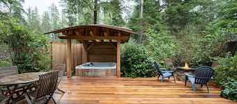 Skylight Cottage- Mackenzie Beach, Private Hot Tub