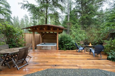 Skylight Cottage- Mackenzie Beach, Private Hot Tub