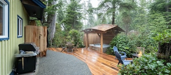 Skylight Cottage- Mackenzie Beach, Private Hot Tub