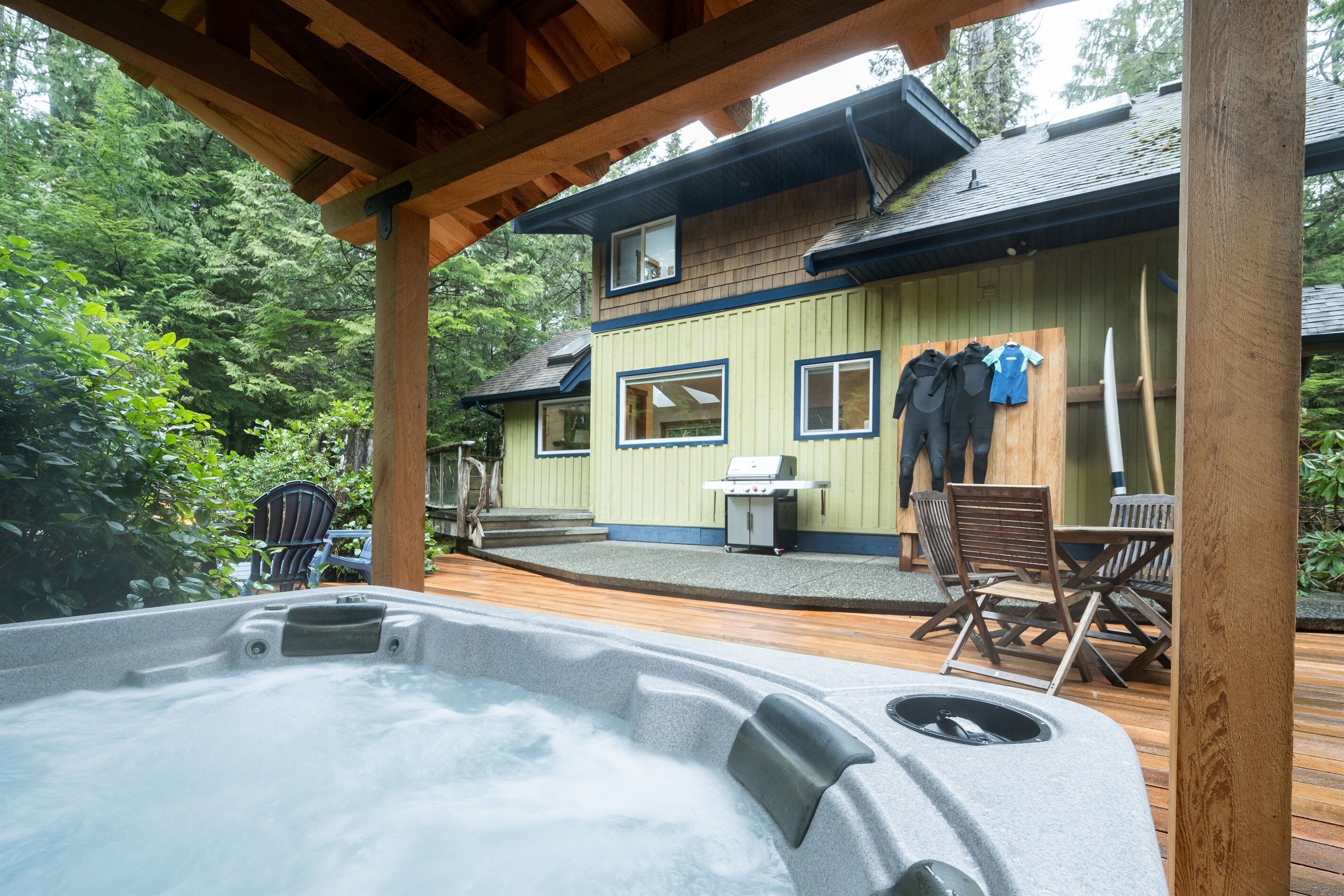Skylight Cottage: Hot tub, Fire pit and outdoor shower