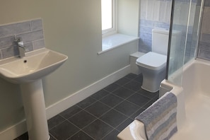 Combined shower/tub, deep soaking tub, towels