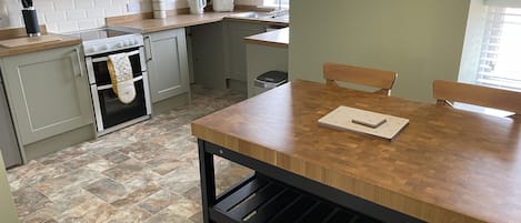 Cottage | Private kitchen | Fridge, microwave, oven, stovetop