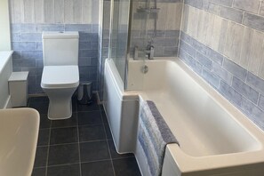 Combined shower/tub, deep soaking tub, towels
