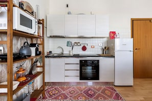 Fridge, microwave, oven, coffee/tea maker