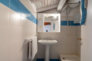 Douche, sèche-cheveux, bidet, serviettes fournies