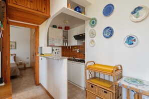 Kühlschrank, Ofen, Kochgeschirr/Geschirr/Besteck, Esstisch