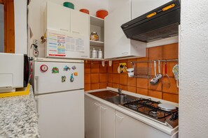 Jääkaappi, uuni, keittoastiat/astiat/ruokailuvälineet, ruokailupöytä