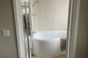 Bañera con ducha, bañera profunda, secador de pelo, toallas