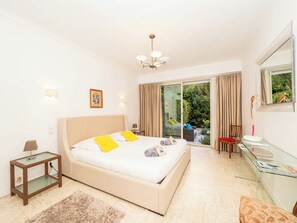 4 عدّة غرف نوم وواي فاي وملاءات أسرّة