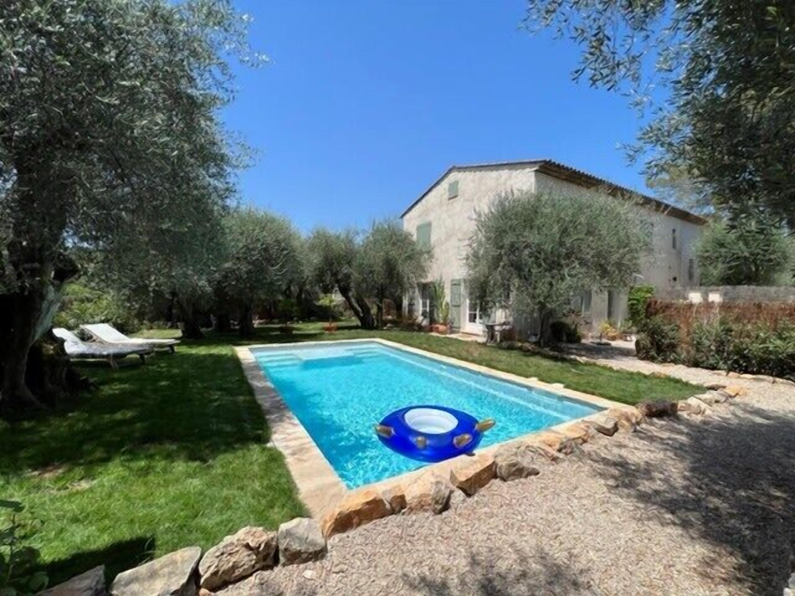 A la campagne villa avec piscine