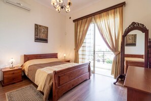 4 Schlafzimmer, Schreibtisch, Bügeleisen/Bügelbrett, Reisekinderbett