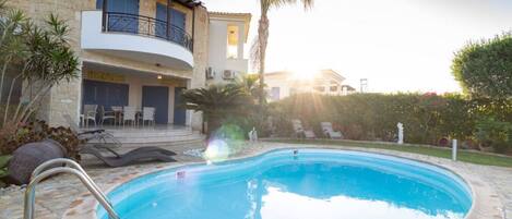 حمّام سباحة مُدفَّأ