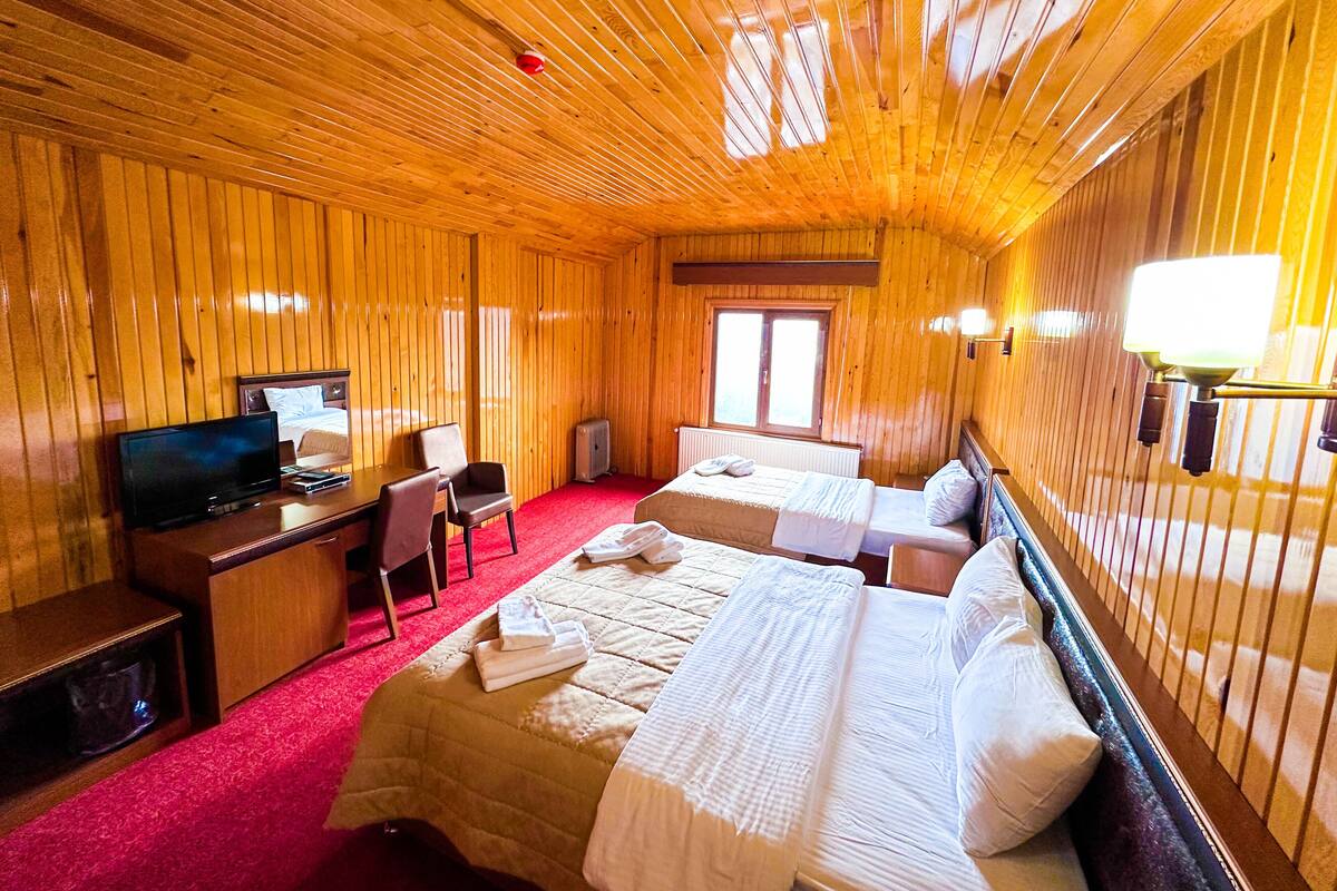 Suite | Premium bedding, desk, laptop workspace, iron/ironing board (on request)
