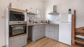 A modern kitchen with a built-in oven, microwave, and refrigerator. - Family stay at 400m from the beach (Sarzeau)