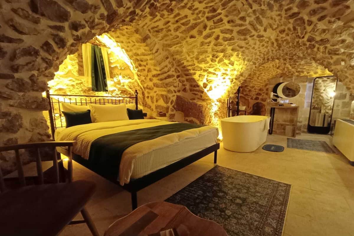 Deluxe Double Room | Free minibar, iron/ironing board, free WiFi, bed sheets