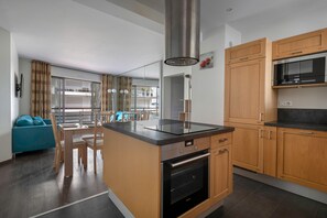Fridge, oven, dishwasher, coffee/tea maker