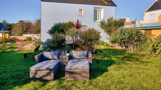 A house with a garden, outdoor furniture, and a satellite dish. - Duo vacation near the sea (Le Guilvinec)