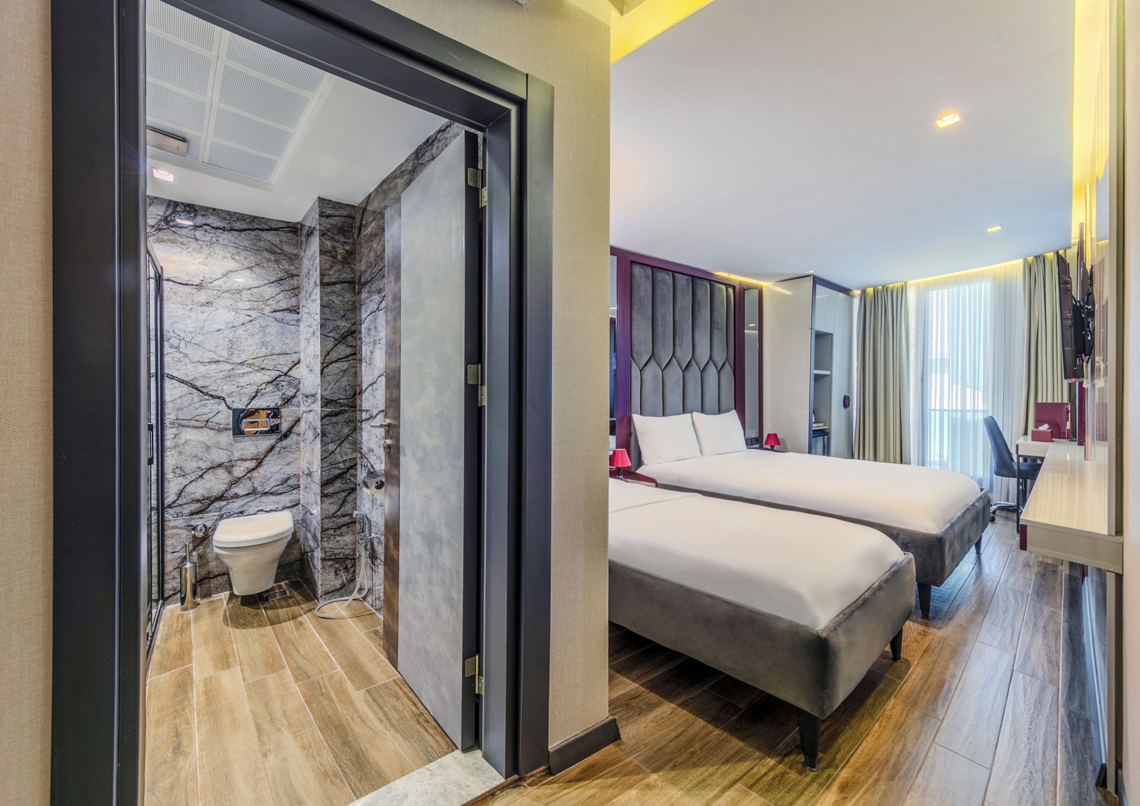 Deluxe Double or Twin Room | Peralatan tempat tidur premium, bar mini percuma, peti besi dalam bilik 