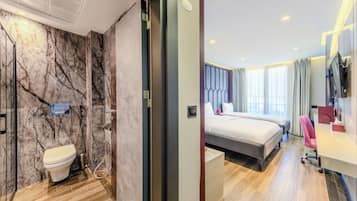 Habitación triple Deluxe | Ropa de cama de alta calidad y artículos del minibar gratis