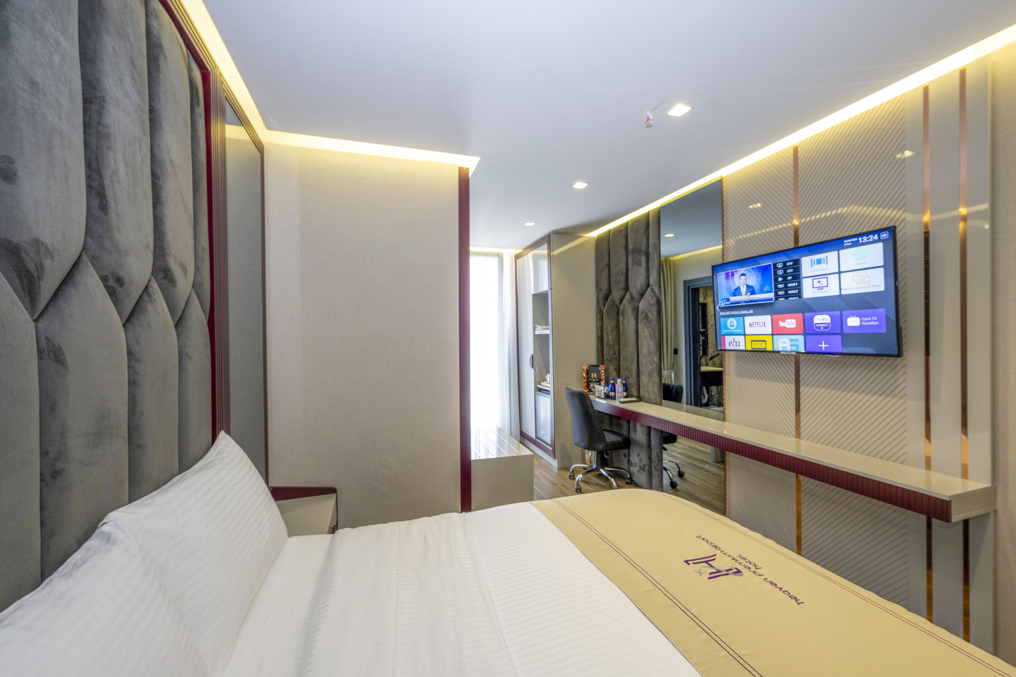 Deluxe Single Room | Living area | 40-inch LCD TV with cable channels, TV, pay movies