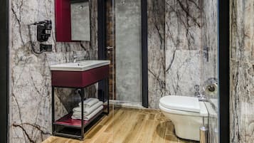 Familienzimmer | Badezimmer | Dusche, Designer-Toilettenartikel, Haartrockner, Hausschuhe